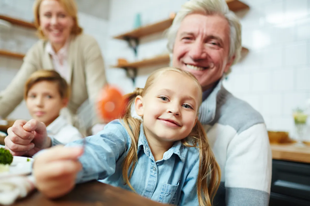Senior accompagné dans son choix de mutuelle